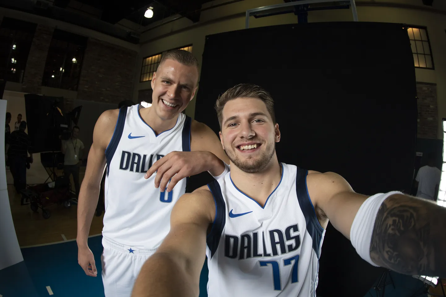 Luka Doncic (paremal) ja Kristaps Porzingis (vasakul)