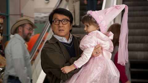 Komöödia Kanal 2s: Jackie Chanil jamab «Naabermaja spioonis» üheaegselt jõmpsikate ja terroristidega