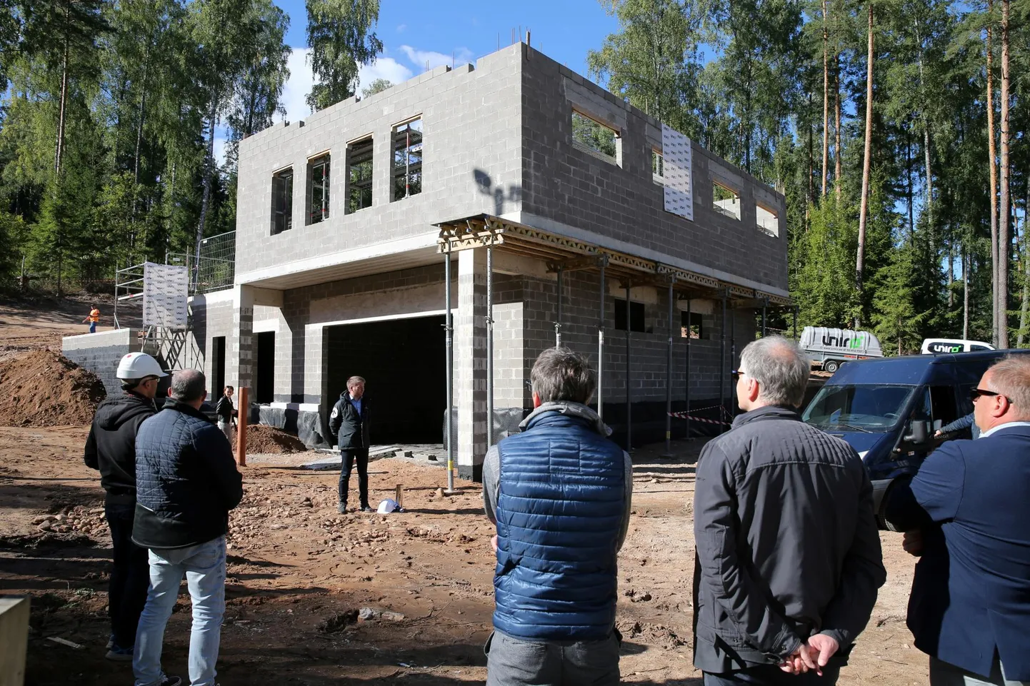 Vooremäe tervisespordikeskuse teenindushoones on kaks korrust, kuhu mahuvad saun, pesuruumid, koht seminaride korraldamiseks, garaaž ning inventariruumid.