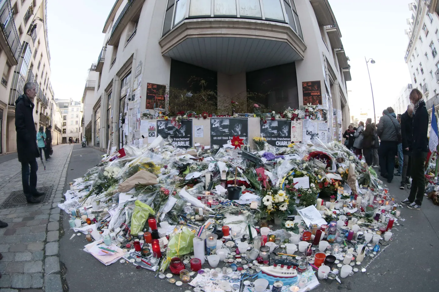 Lillemeri ja küünlad Charlie Hebdo toimetuse juures Pariisis 11. jaanuaril.