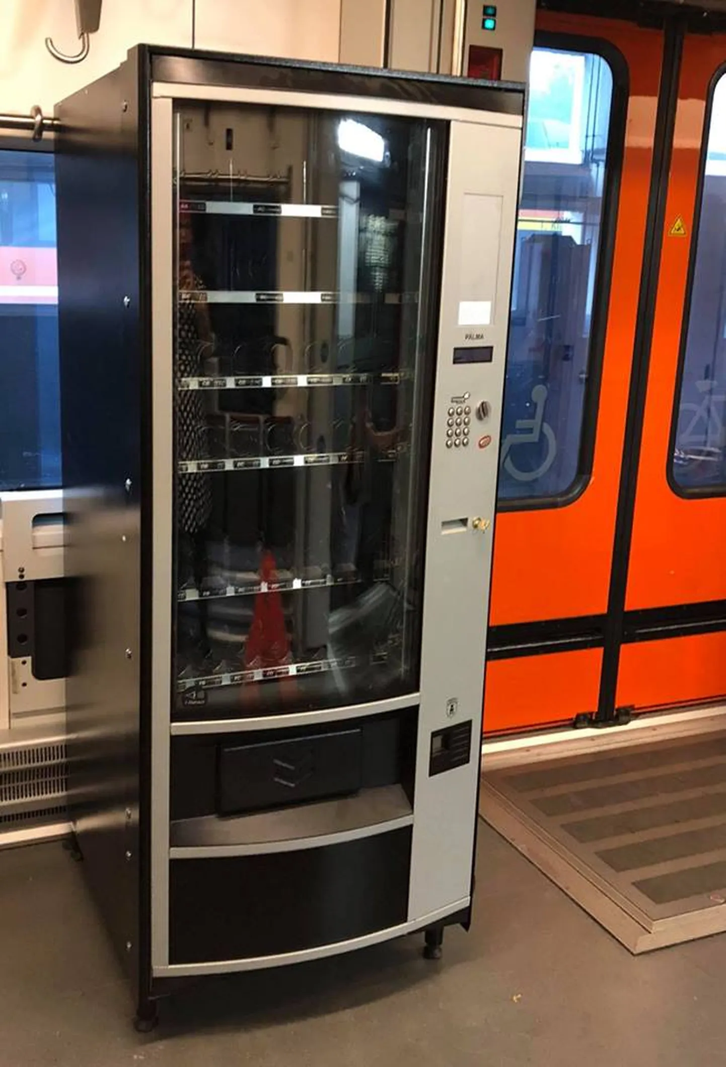 Joogi- ja näksiautomaat Elroni rongis.