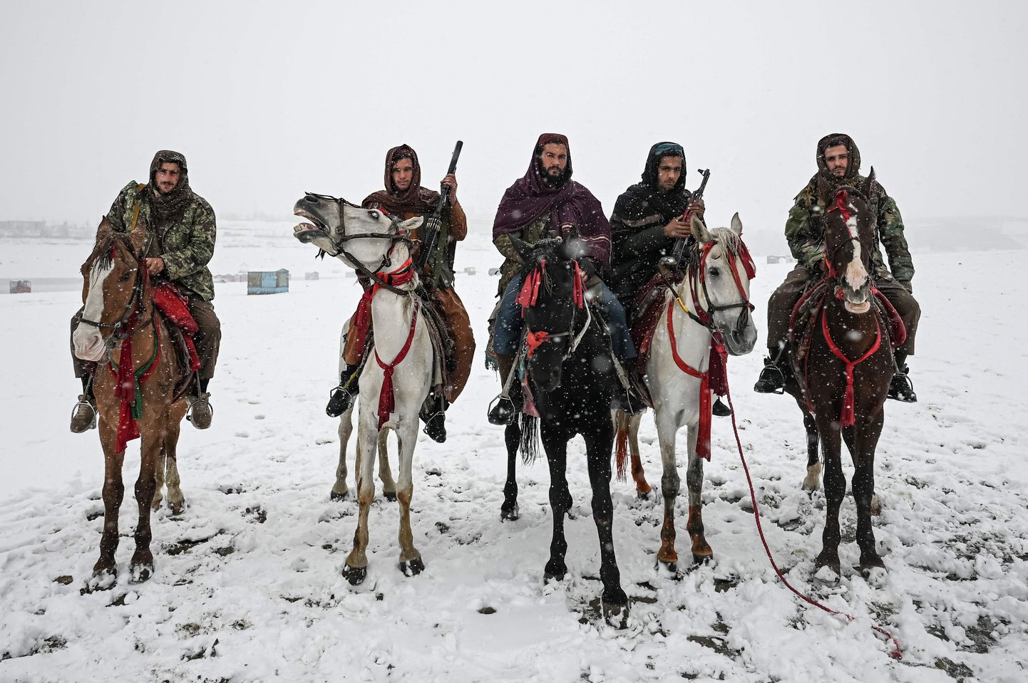 Talibani võitlejad hobustel.