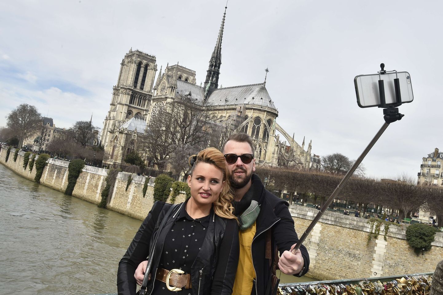 Turistid Notre Dame'i katedraali juures kepi abil selvefotot tegemas.