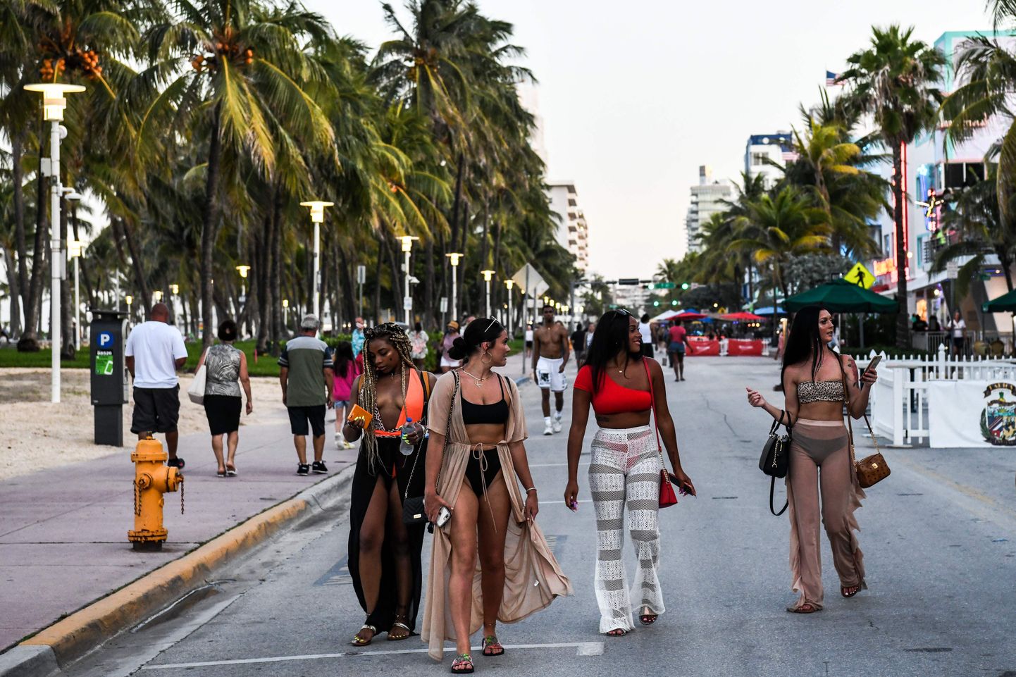 Inimesed Miami Beachis jalutamas.