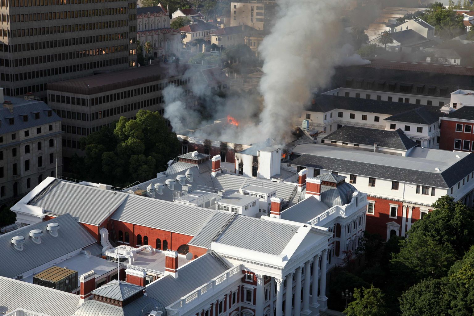 Izcēlies plašs ugunsgrēks Dienvidāfrikas Republikas (DĀR) parlamenta ēkā Keiptaunā.
