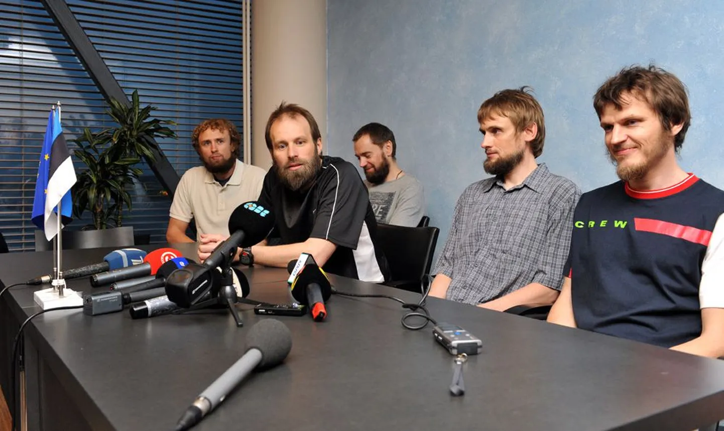 Пресс-конференция освобожденных заложников в аэропорту.