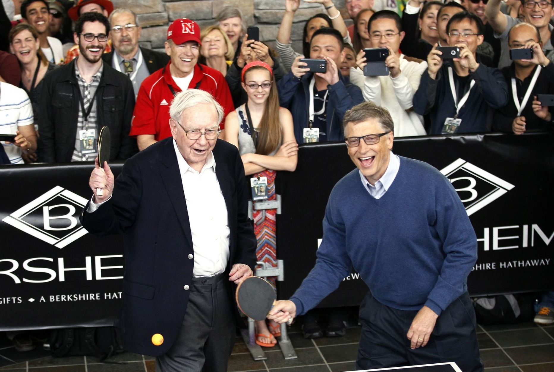 Warren Buffett mängib lauatennist Microsofti kaasasutaja Bill Gatesiga 2015. aastal.