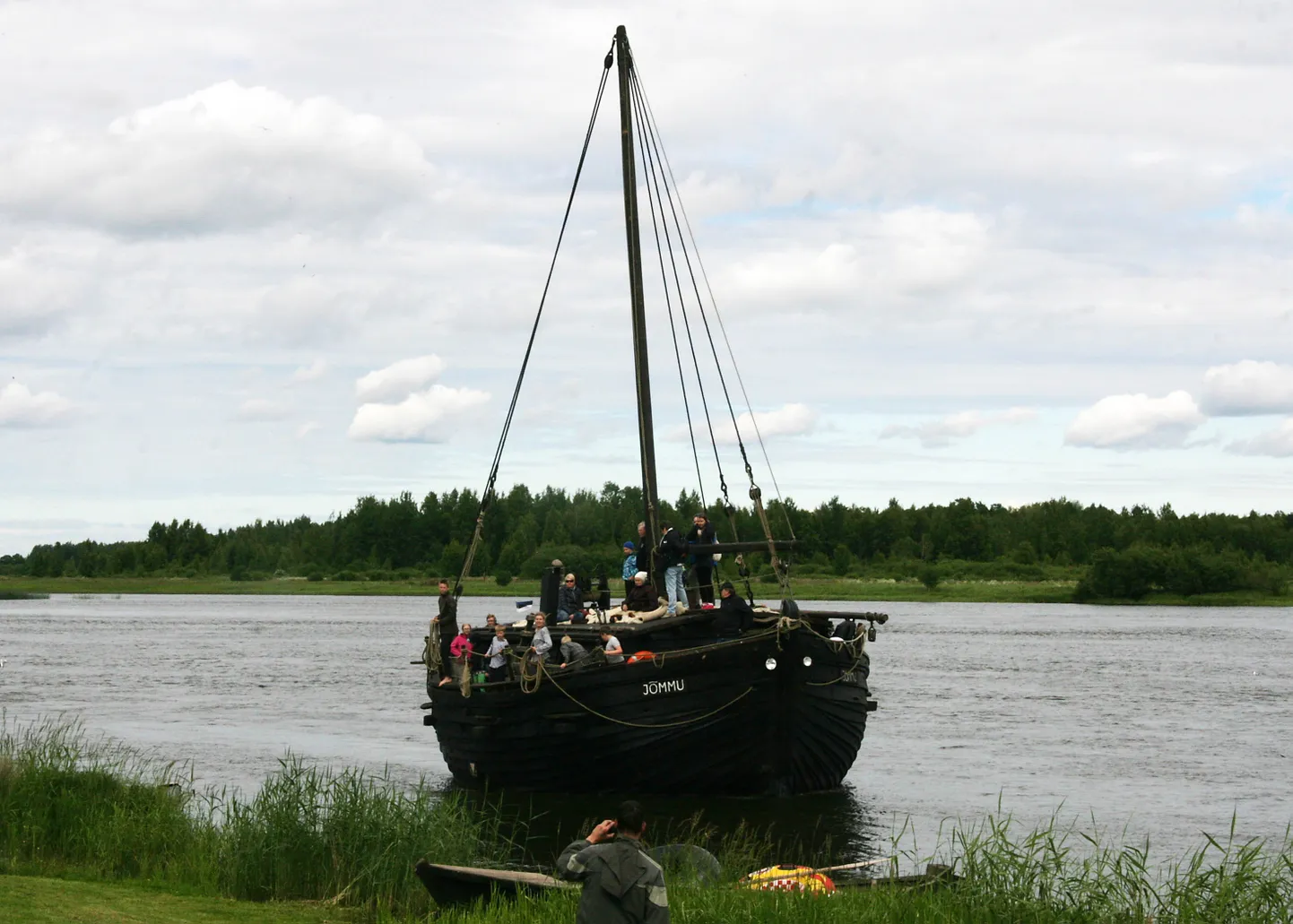Водная прогулка на ладье "Jõmmu" всегда входит в программу озерного фестиваля, билеты на нее можно купить заранее.