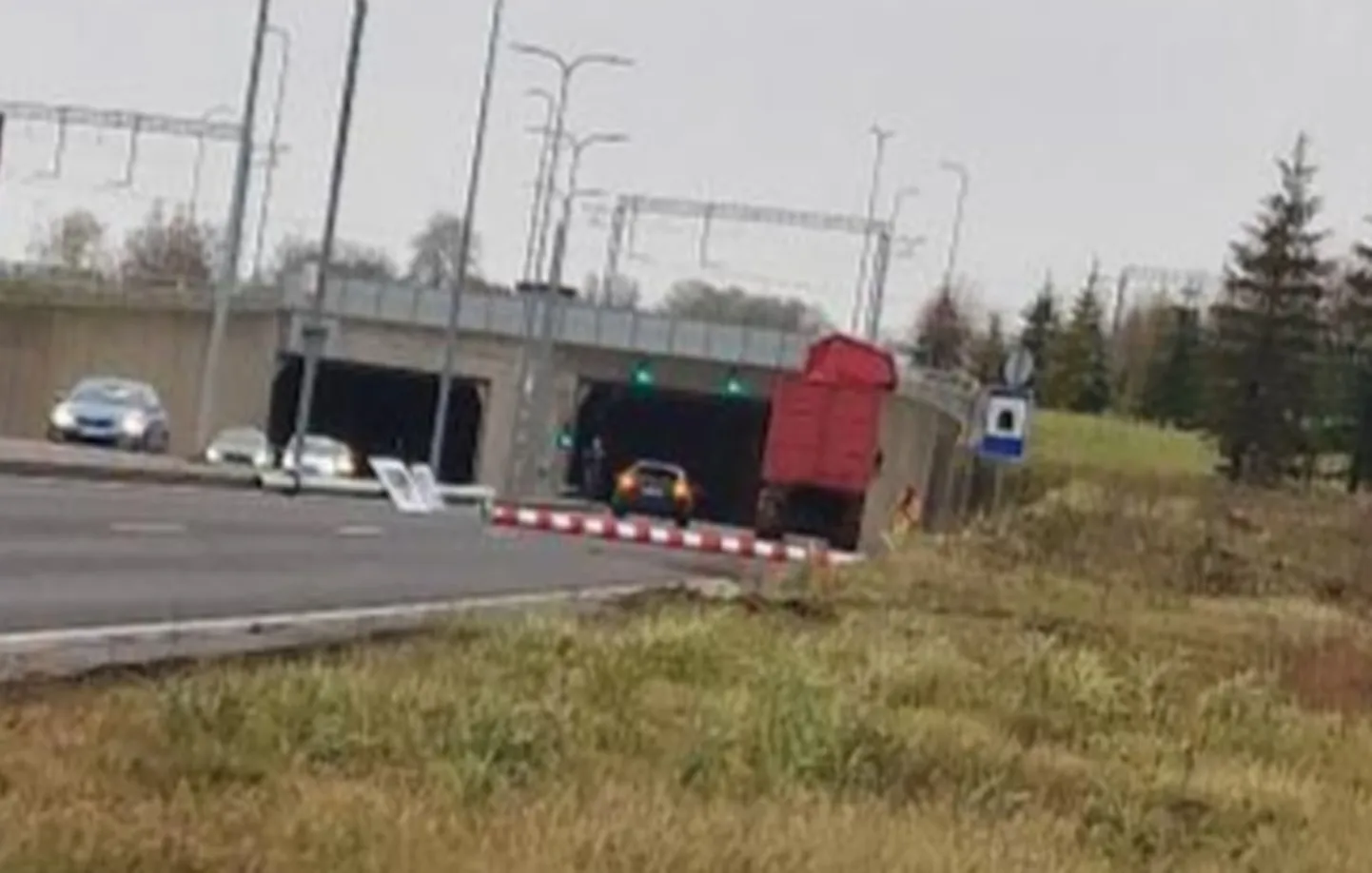 Veok sõitis maha Järvevana tee tunneli kõrguspiirangu tähise.
