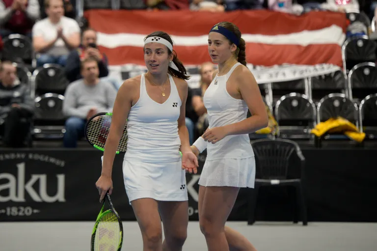 Anastasija Sevastova (no kreisās) un Aļona Ostapenko