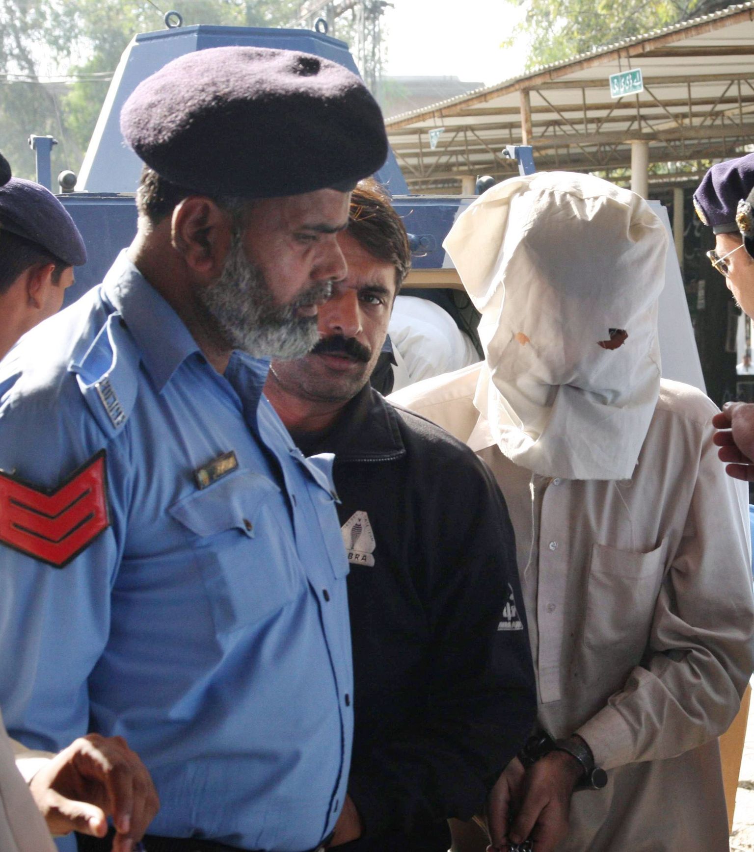 Pakistani politsei vahistas võimsa plahvatusega seotud mehed.