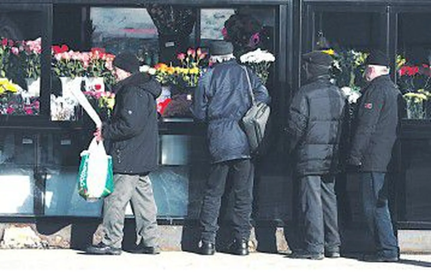 Независимо от того, организовывают фирмы празднование 8 марта или нет, мужчины дарят своим коллегам-женщинам цветы.