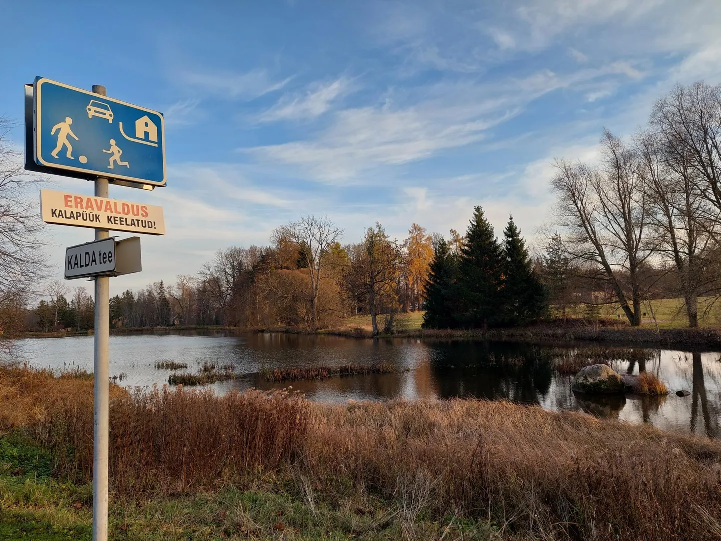 Lustiveres on Umbusi jõe äärde paigaldatud kalapüügikeelust teavitavad märgid.