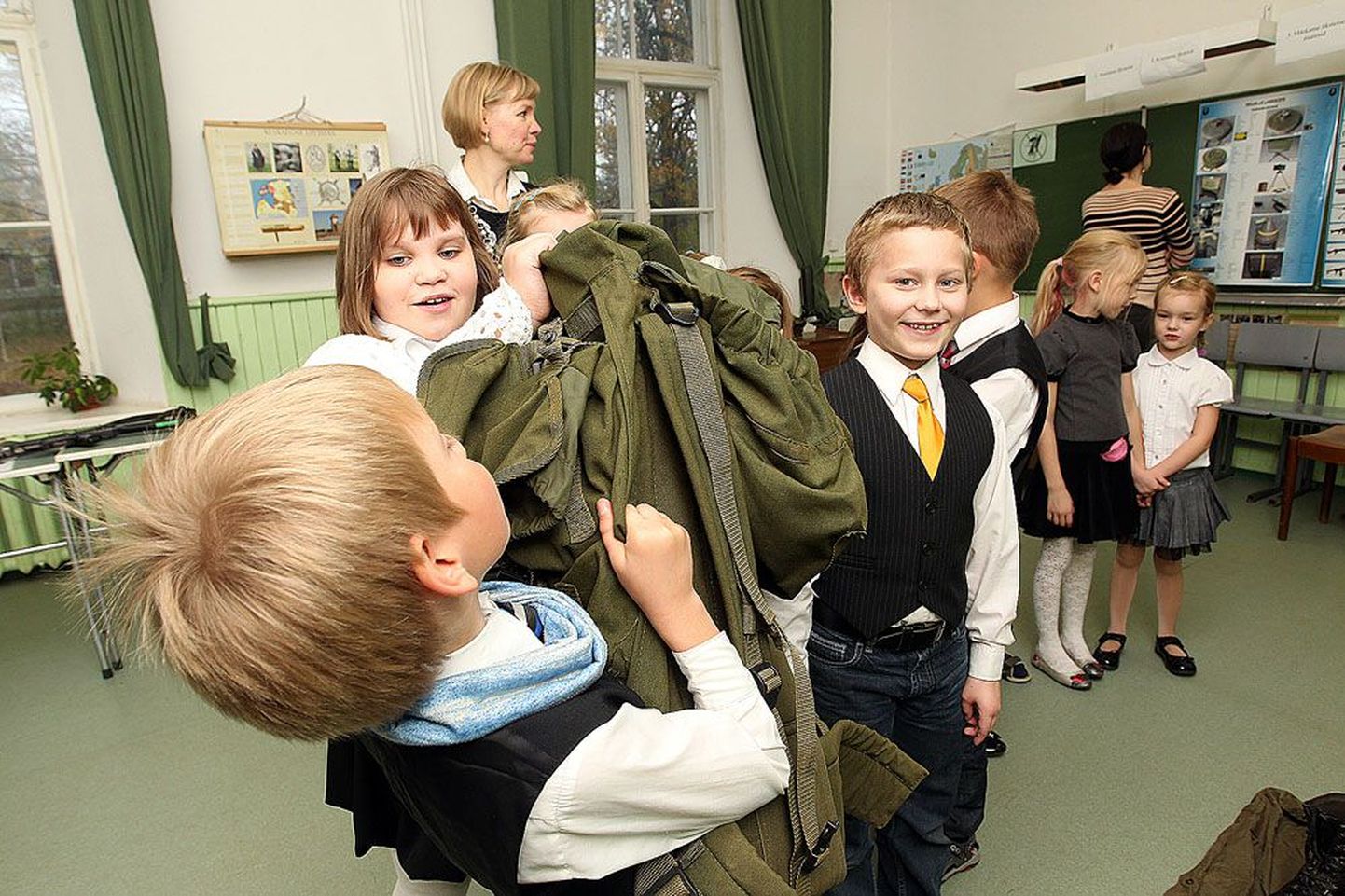 Julius Kuperjanovi sünniaastapäeva tähistamisel Kuuste koolis said lapsed teada, missugune varustus on praegu kaitseväes kasutusel.