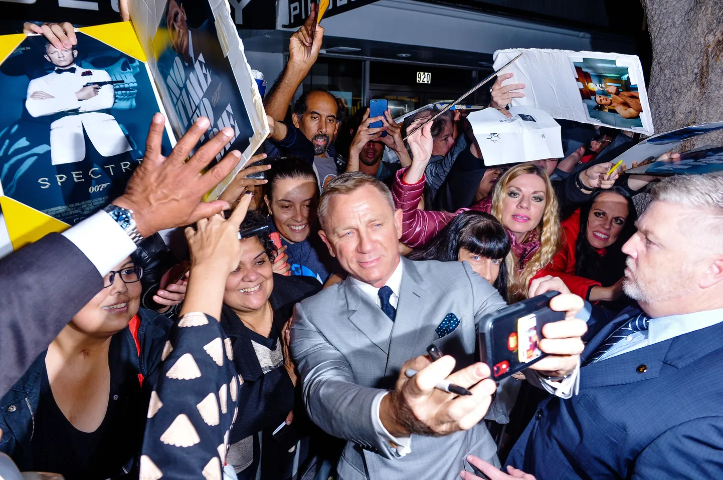 Daniel Craig «Nugade peal» esilinastusel Londonis