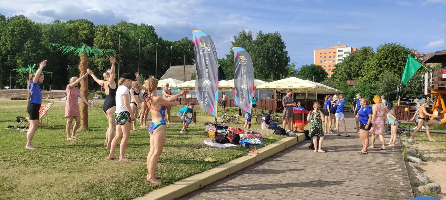 Enne vette minekut ning ujumisharjutuste tegemist pidid kõik oma lihaseid soojendama.