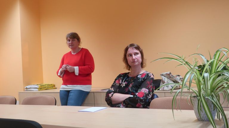 Kevadest saadik teenindas Leevi piirkonna lugejaid Veriora raamatukogu hoidja Ilona Oeselg (vasakul), keda vajadusel asendas Räpina valla keskraamatukogu direktor Jane Arusoo.