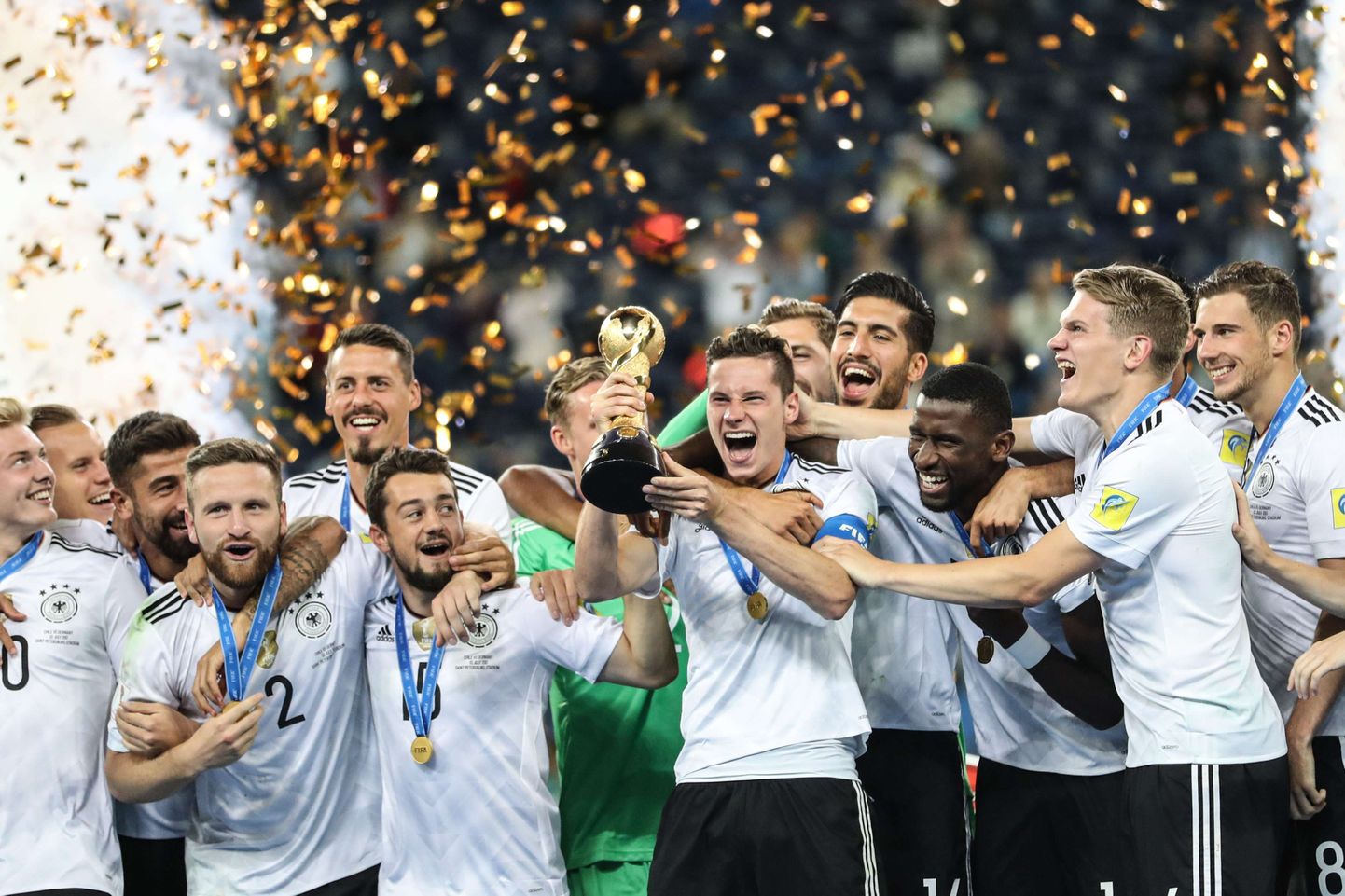 Saksamaa jalgpallikoondis tähistamas maailmajagude karikaturniiri võitu.