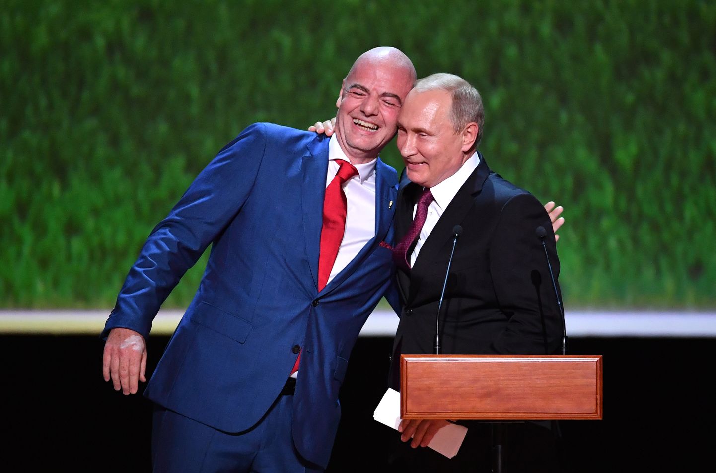 Gianni Infantino (vasakul) ja Vladimir Putin 2018. aastal enne jalgpalli MMi finaali Moskvas.