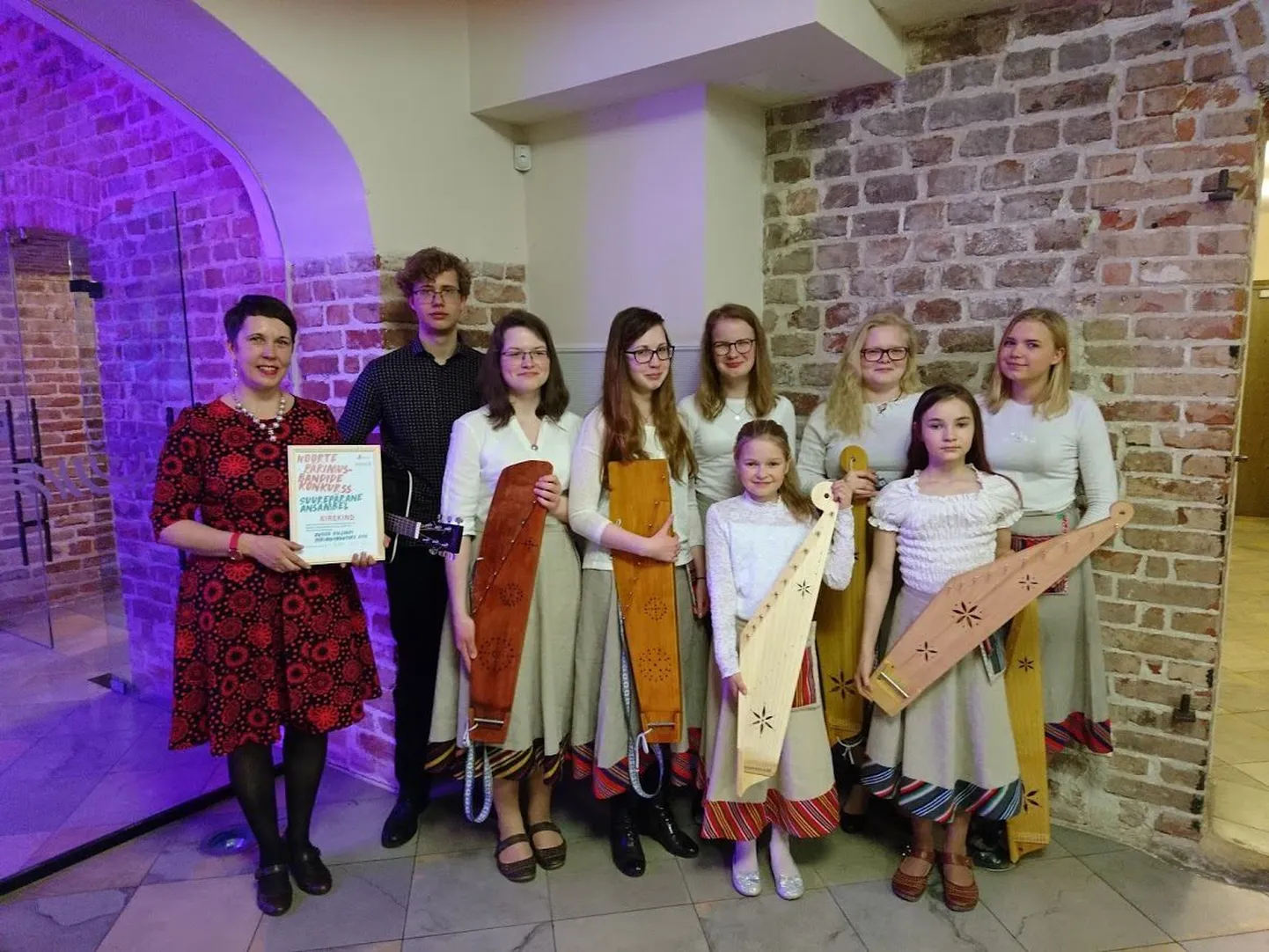 Valga muusikakooli pärimusansambel Kirekind, mida juhendab muusikakooli õpetaja Koidu Ahk (vasakul) , pälvis noorte pärimusbändide konkursil eripreemia oma kauni ja sütitava etteastega.