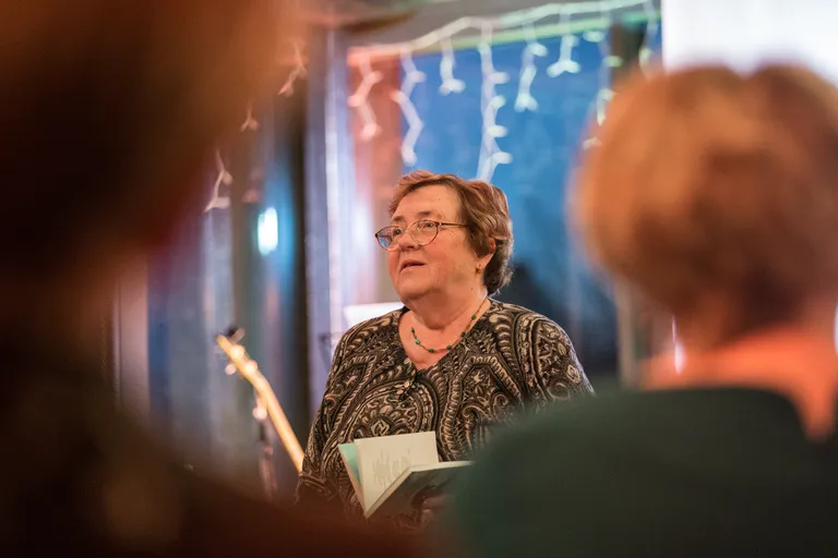 Virve Osilale avanes äsja ajakapsel. "Mulle kirjutas üks naine ja ümbrikust pudenes välja kolm koltunud lehte. Vaatan − justkui minu käekiri! Kirjas öeldi, et selle autor hakkas pärast oma vanemate surma sirvima nende pildialbumit ning leidis selle vahelt minu kirja ja neli luuletust. Kuna see kiri oli tema isale, uuris ta, kas mul on isa kohta mälestusi."