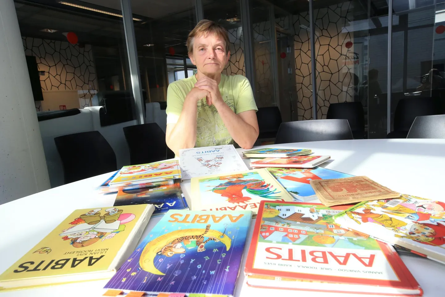 Vanaema Agnes Joala hindab aabitsais vaimuerksaid mõtteid ja jutte, selliseid, mil on ootamatu lõpp, mis üllatavad ja õpetavad.