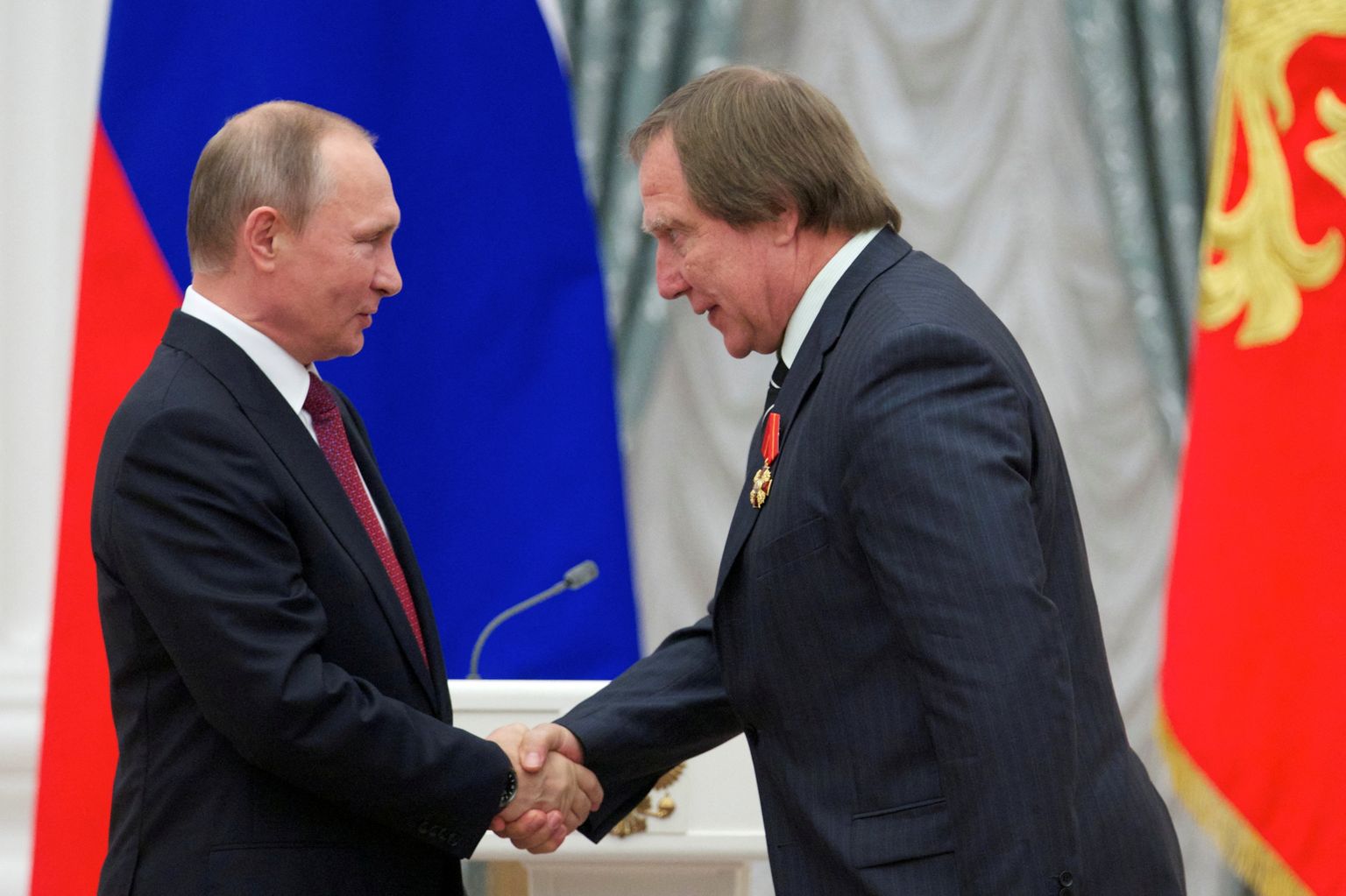 Venemaa president Vladimir Putin andmas medalit vene tšellistile Sergei Rolduginile.