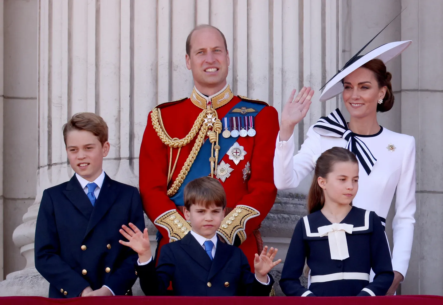 William ja Kate koos lastega Buckinghami palee rõdul.