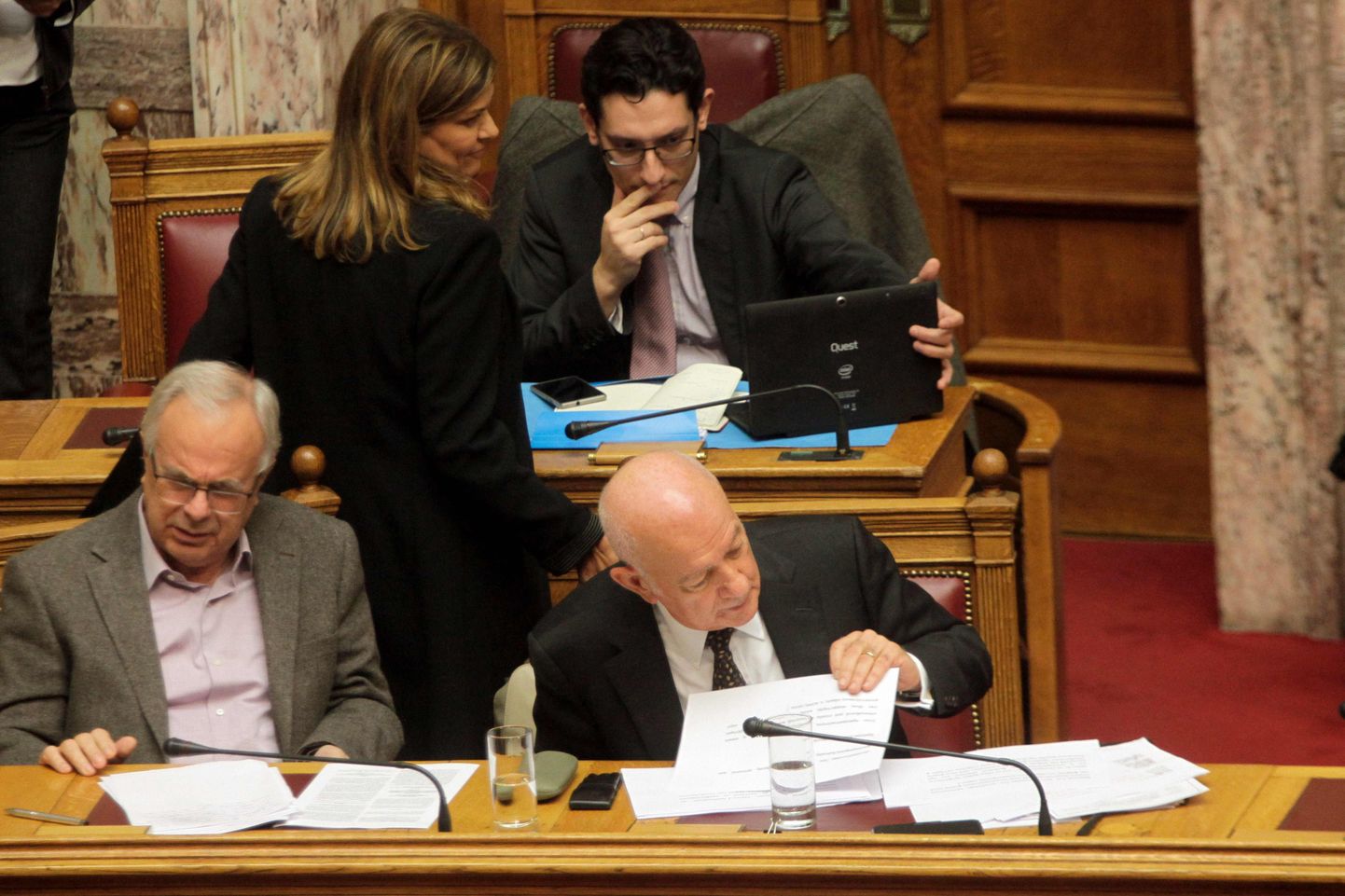 Kreeka töö aseminister Rania Antonopoulos (seisab püsti) oma majandusarenguministrist abikaasa Dimitri Papadimitriou kõrval (istub paremal).