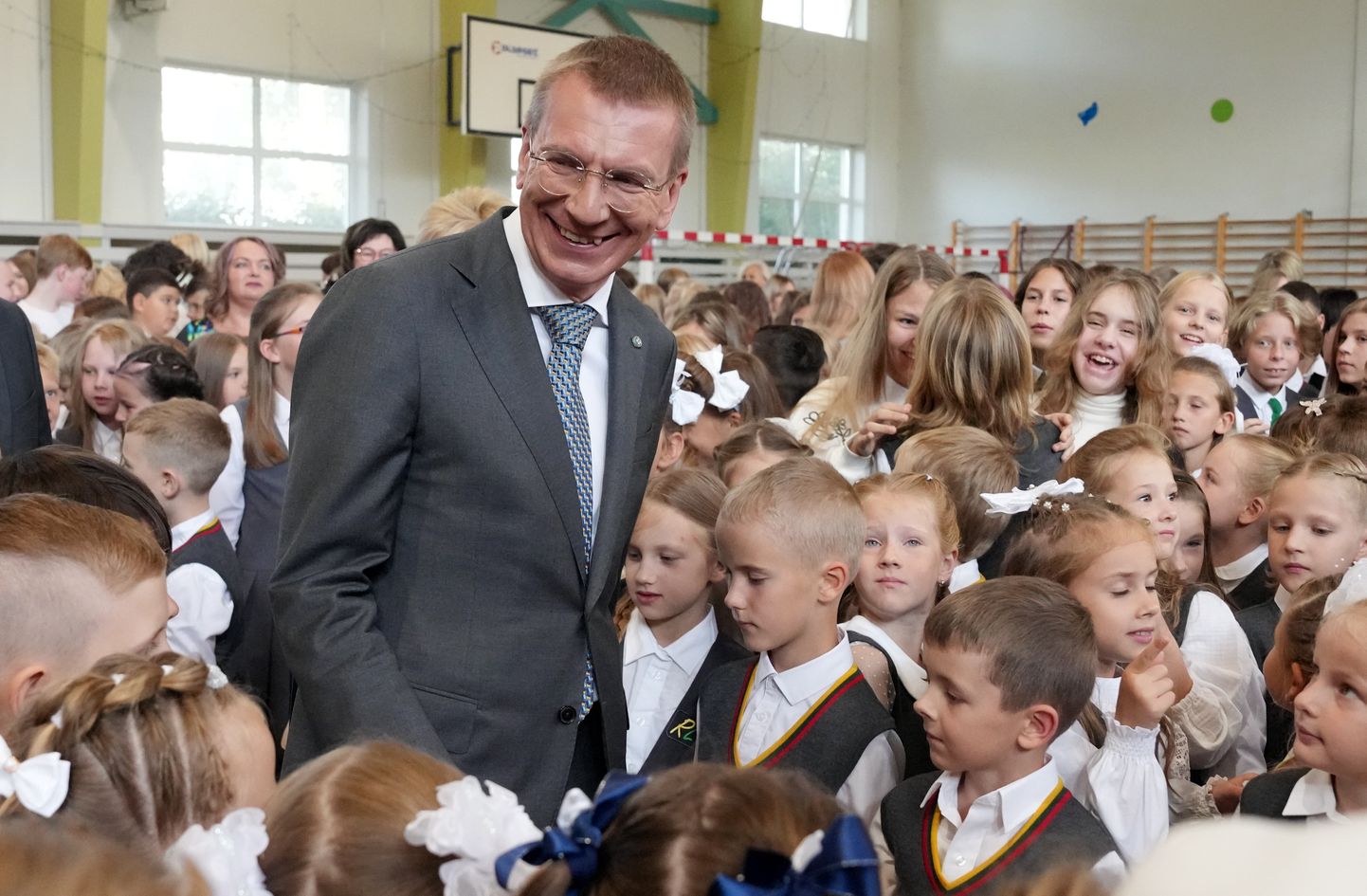 Valsts prezidents Edgars Rinkēvičs piedalās Zinību dienas svētkos Rīgas Lietuviešu vidusskolā.