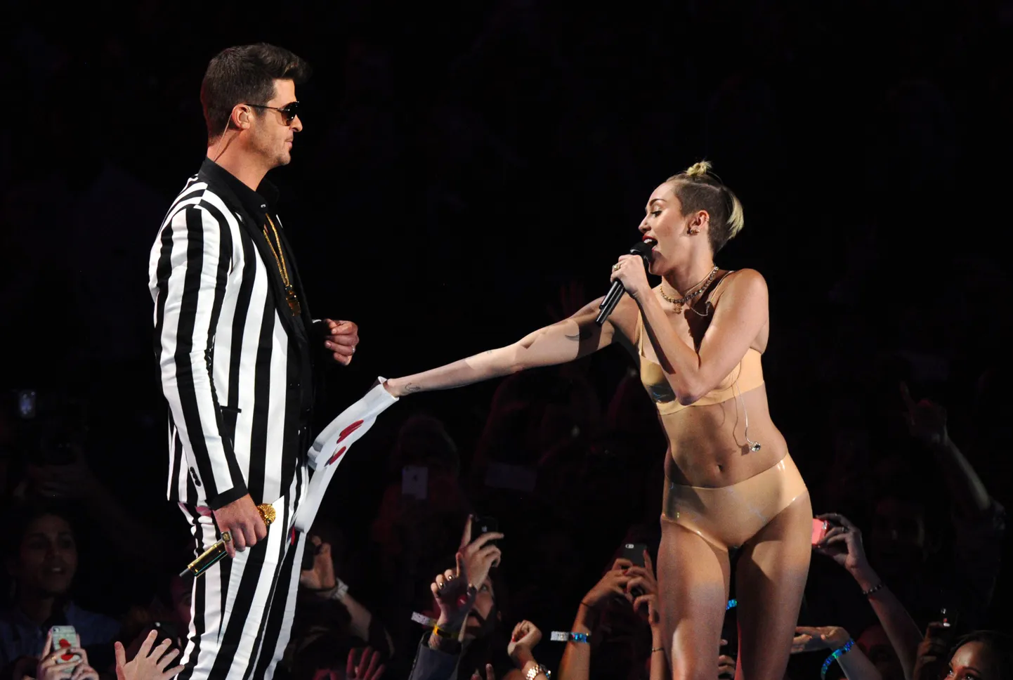 Miley Cyrus ja Robin Thicke läksid oma esinemisega liiale?
