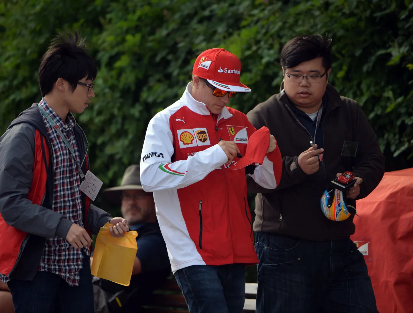 Kimi Räikkonen (keskel) Hiinas.