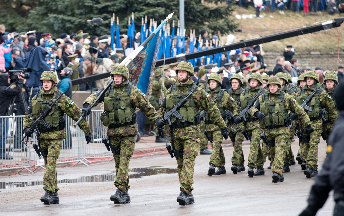 Kaitseväe paraad Narvas Peetri platsil 2015. aastal.

 