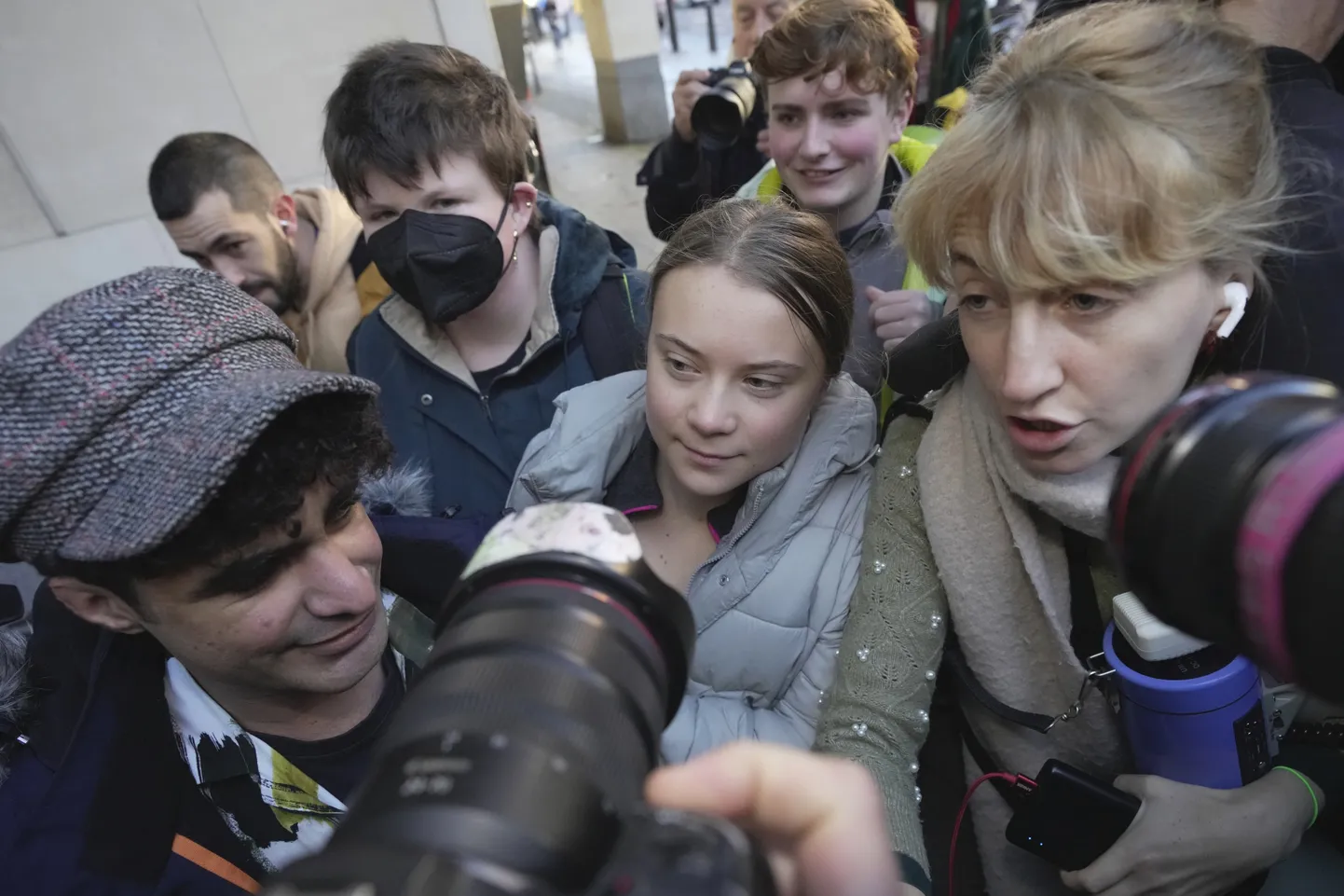 Greta Thunbeg täna Londonis kohtusse minemas.
