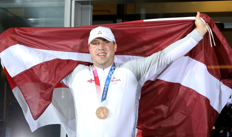 Latvijas svarcēlājs Artūrs Plēsnieks ar olimpisko bronzas medaļu