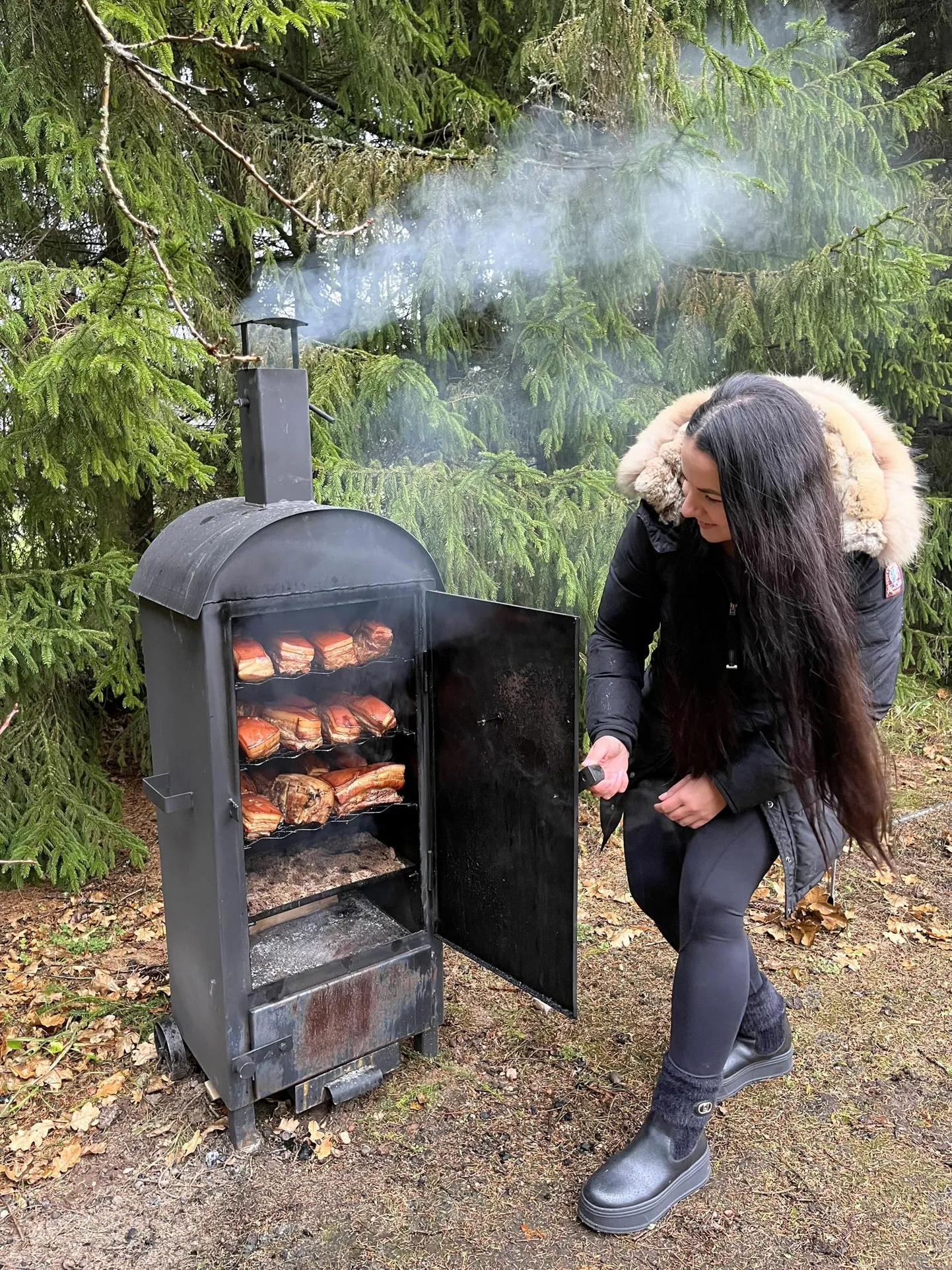 Popsi Köögi pidaja Sigrit Saar on liha suitsutanud alates augusti lõpust ning see on olnud kohalike seas nõutud kraam.
