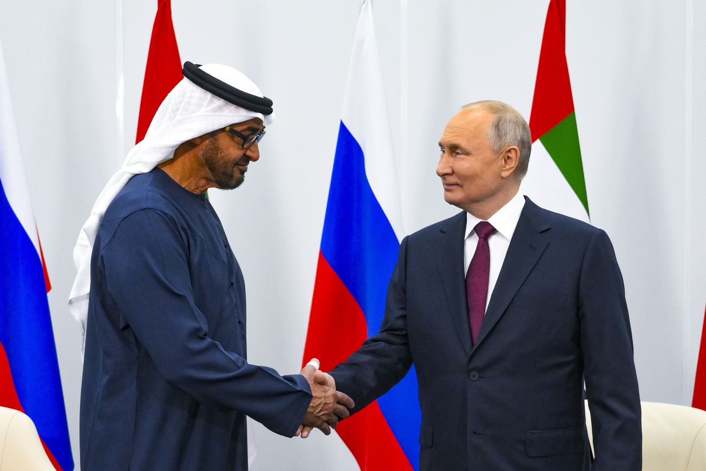Araabia Ühendemiraatide president sheik Mohamed bin Zayed Al-Nahyan  juunis Venemaa presidendi Vladimir Putiniga Peterburi majandusfoorumil kätt surumas.