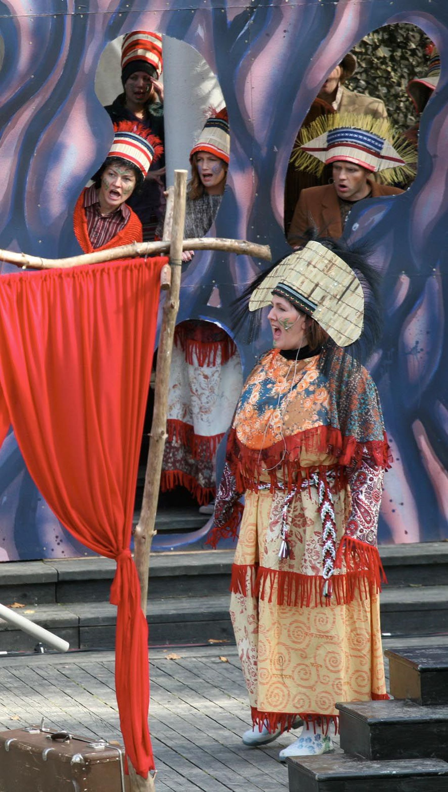 2010. aastal Vallimäel lavastunud etenduse «Lauluväe rahvas» üheks peaosaliseks oli laulja Kaire Vilgats (fotol esiplaanil), lisaks temale kaasati etendusse ka kohalikke lauljaid-tantsijaid, kelle abi kavatseb lavastaja Rednar Annus kasutada ka sel korral.
