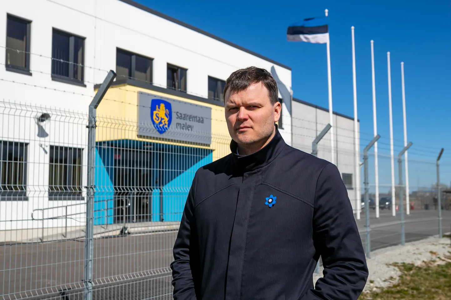 MADIS KALLAS Kaitseliidu maleva maja ees, mis praegu esindab riiklikku militaarvõimekust Saaremaal.