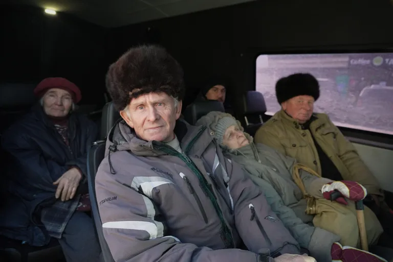 Эвакуированные пассажиры в Мирнограде (впереди – Виктор, сзади слева – Екатерина Васильевна)