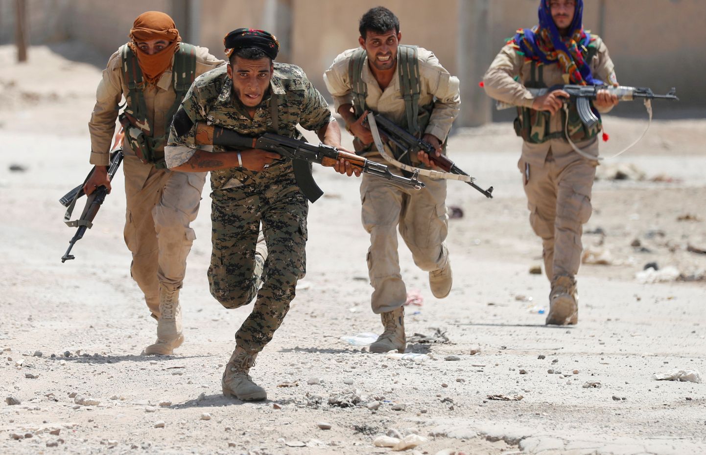 Kurdi Rahvakaitseüksuste (YPG) võitlejad Raqqa linnas Süürias.