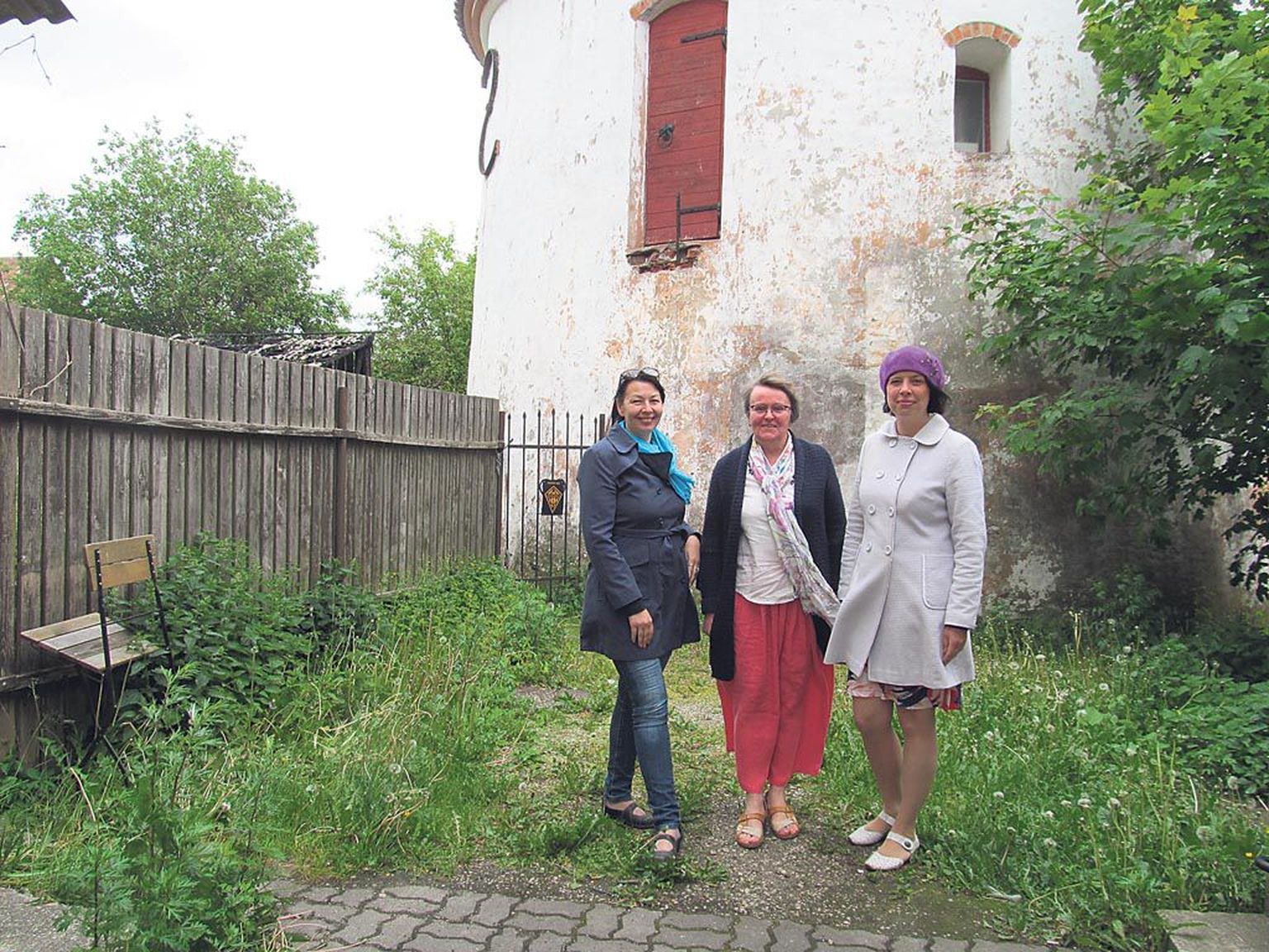 Pärnu giidid Evelyn Karlsson, Maie Toome ja Ann Eichhorst valgeks võõbatud Punase torni juures, mida linna tutvustades maha vaikida ei või.