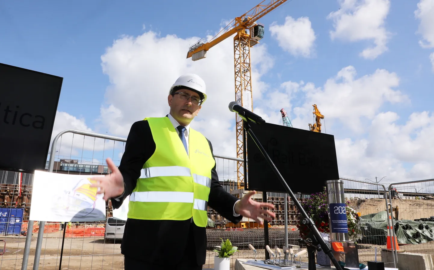 Satiksmes ministrs Tālis Linkaits piedalās dzelzceļa projekta "Rail Baltica" Rīgas Centrālā multimodālā mezgla svinīgajā laika kapsulas iemūrēšanas pasākumā.