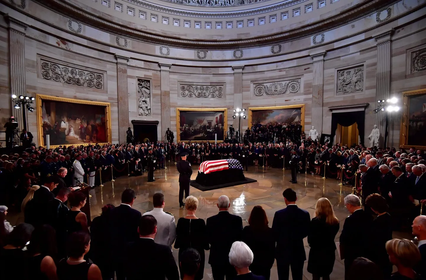Tuhanded inimesed kogunesid Kapitooliumi rotundi senaator McCainile austust avaldama. FOTO: Ken Cedeno/Pool/Scanpix