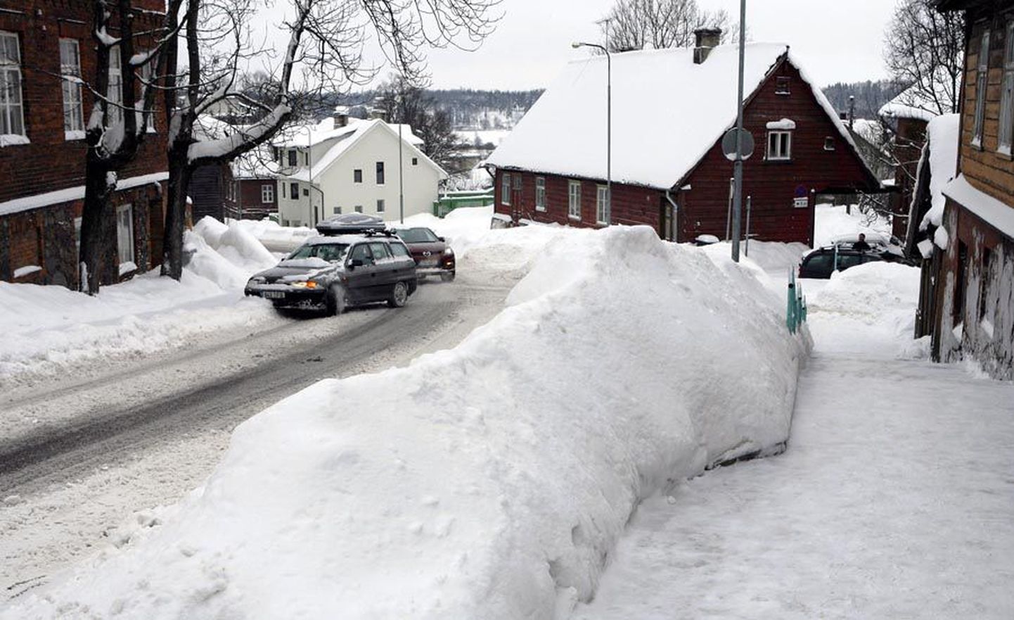 Teeseadus ütleb, kui kõrge tohib olla lumevall ja kui lai peab olema sõidutee. Viljandi tänavad ei ole juba mõnda aega nendele normidele vastanud ja heakorrafirmal tuleb lumi tänavatelt ära viia.