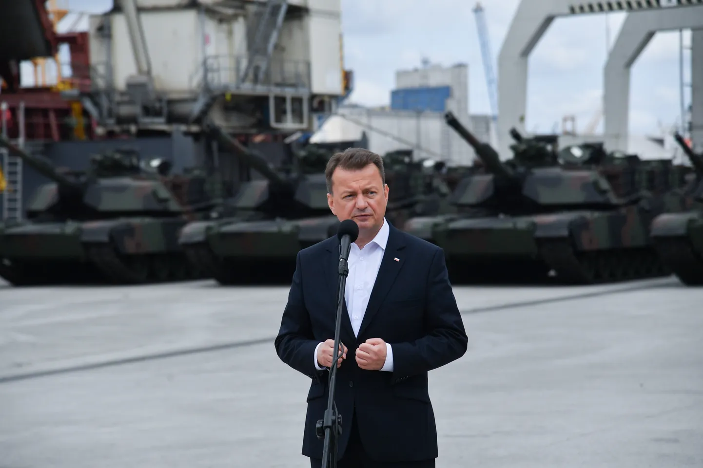Poola kaitseminister Mariusz Błaszczak peab Szczecini sadamas oma riigi armee sõduritele kõnet, taustal esimene saabunud partii USA M1A1 Abramsi tanke
