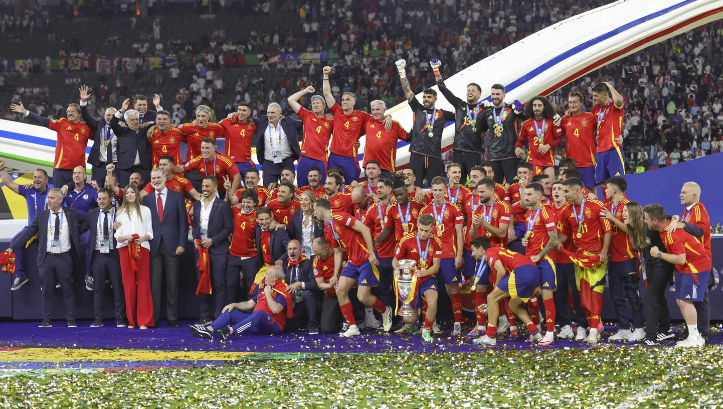 Spānijas futbolisti svin triumfu Eiropas čempionātā