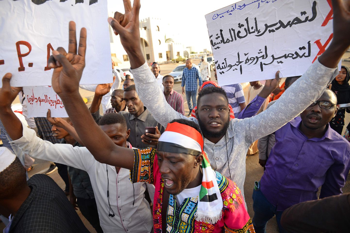 Sudānas pagaidu militārā padome un protestu līderi trešdienas naktī vienojās par trīs gadu pārejas periodu, kurā vara tiks nodota pilnīgi civilai pārvaldei.