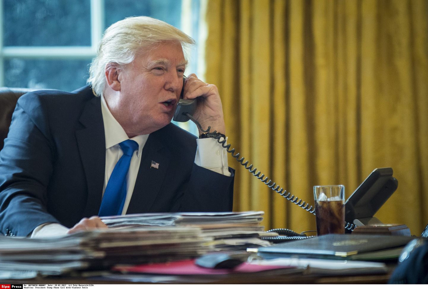USA president Donald Trump Valges Majas telefonivestlust pidamas.