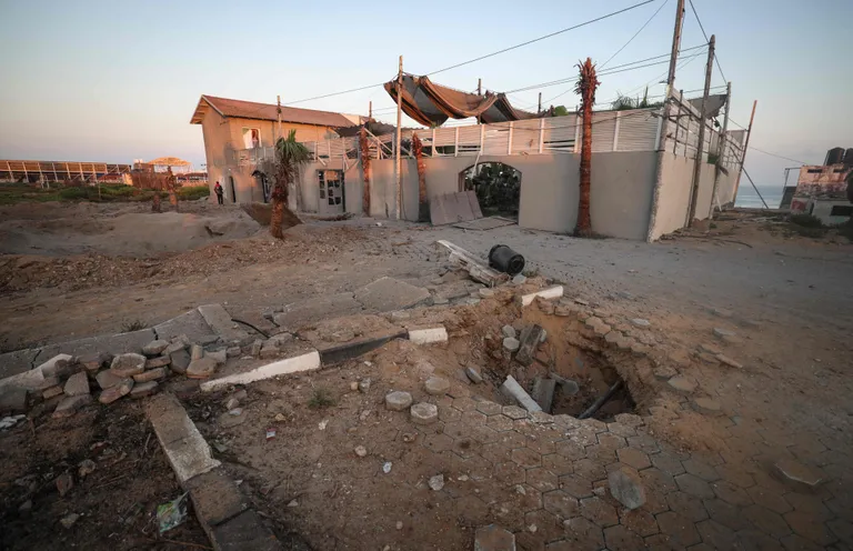 Gaza linn täna hommikul, peale Iisraeli vägede pommitamist. (Photo by MAHMUD HAMS / AFP)
